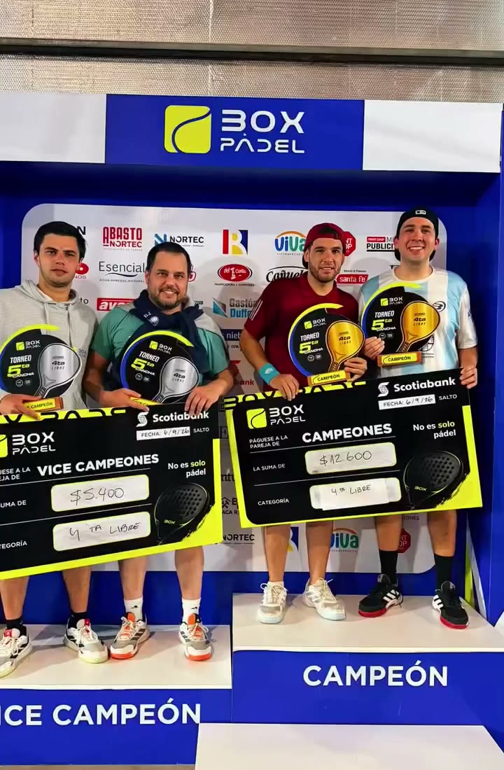 Campeones y vicecampeones de un torneo de Box posando con sus premios.